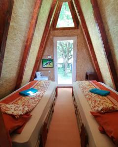 twee bedden in een kamer met een raam bij VisitorsCenter Ivanovo in Ivanovo