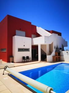 een huis met een zwembad ervoor bij Villa Arade Ferragudo in Ferragudo