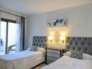 Łóżko lub łóżka w pokoju w obiekcie Coral Beach Aparthotel