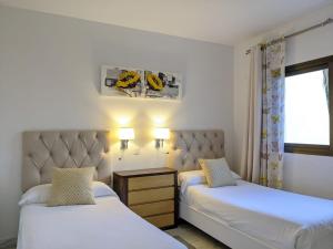 Łóżko lub łóżka w pokoju w obiekcie Coral Beach Aparthotel