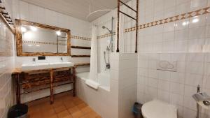 Kúpeľňa v ubytovaní Absolute Active Mountain Resort + 37 fotografií