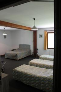 מיטה או מיטות בחדר ב-Hôtel La Peupleraie