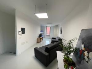 サンタンティーオコにあるLoft Regina Margheritaのソファとテーブルのあるリビングルーム