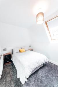 Postel nebo postele na pokoji v ubytování Princes Street Apartment