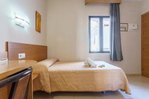Posteľ alebo postele v izbe v ubytovaní Hostal Costabella powered by Faro Homes