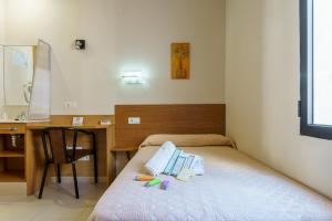 Posteľ alebo postele v izbe v ubytovaní Hostal Costabella powered by Faro Homes