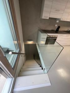 サンタンティーオコにあるLoft Regina Margheritaの窓のある部屋の階段 +13枚の写真