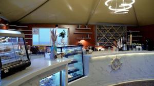 un ristorante con bancone e vetrina di Al Jahwah hotel a Al Namas