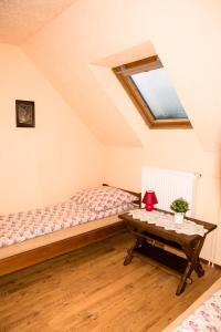 Ένα ή περισσότερα κρεβάτια σε δωμάτιο στο Agronoclegi w Bieszczadach ,,Na Równi"