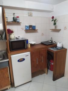 een kleine keuken met een magnetron en een koelkast bij sweet venice apartment in Venetië