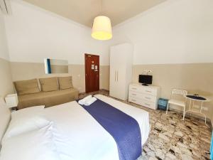 sypialnia z dużym łóżkiem i kanapą w obiekcie Sweet Life Guesthouse w Rzymie