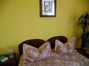 een slaapkamer met een bed met roze kussens erop bij Apartament Gabriela in Mangalia