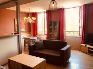 a living room with a couch and a table at Le Duplex ou l'Appart d'Agnès" in Honfleur