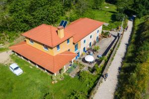 una vista aérea de una casa con techo naranja en Quinta Estrada Romana - Albergue de Peregrinos, en Cerdal