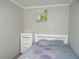 Dormitorio pequeño con cama y vestidor en Apart Gagarina 7 en Kropyvnytskyi