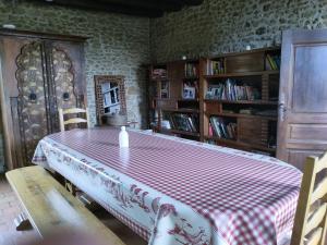 a room with a table with a red and white checkered table cloth at Gîte "Rêves de Gamins", proche du pôle Européen et du circuit des 24h in Sargé Les Le Mans 