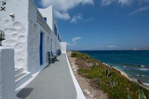 un edificio bianco con vista sull'oceano di MARKOS BEACH rooms & studios a Mykonos Città