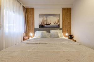 Postel nebo postele na pokoji v ubytování Villa ZORA, Starigrad Paklenica, Seline