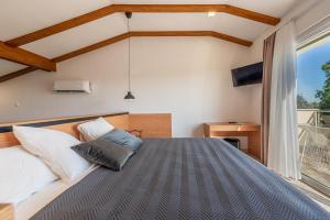 Postel nebo postele na pokoji v ubytování Villa ZORA, Starigrad Paklenica, Seline