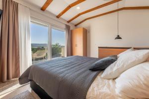 Postel nebo postele na pokoji v ubytování Villa ZORA, Starigrad Paklenica, Seline + 37 fotografií