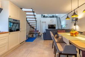 Kuchyň nebo kuchyňský kout v ubytování Villa ZORA, Starigrad Paklenica, Seline