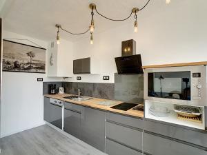 een keuken met roestvrijstalen kasten en een aanrecht bij Plein Sud in Royan