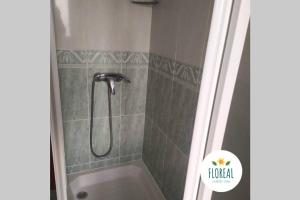 Um banheiro em Cedeira Apartamento - Floreal