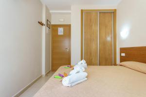 Posteľ alebo postele v izbe v ubytovaní Hostal Costabella powered by Faro Homes