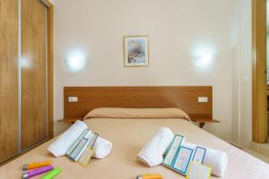 Posteľ alebo postele v izbe v ubytovaní Hostal Costabella powered by Faro Homes