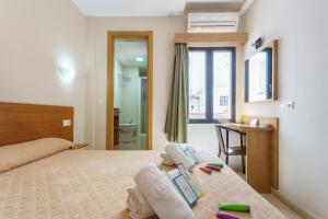 Posteľ alebo postele v izbe v ubytovaní Hostal Costabella powered by Faro Homes