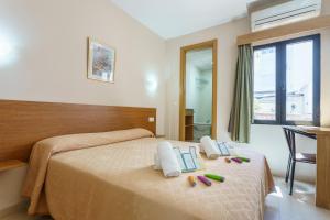 Posteľ alebo postele v izbe v ubytovaní Hostal Costabella powered by Faro Homes
