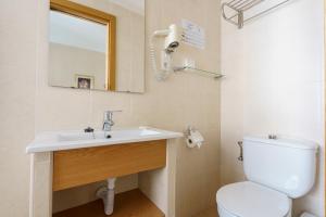 Kúpeľňa v ubytovaní Hostal Costabella powered by Faro Homes
