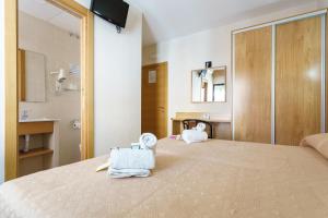 Posteľ alebo postele v izbe v ubytovaní Hostal Costabella powered by Faro Homes
