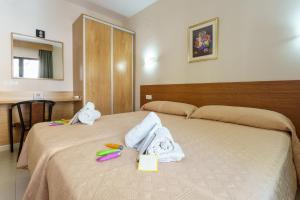 Posteľ alebo postele v izbe v ubytovaní Hostal Costabella powered by Faro Homes
