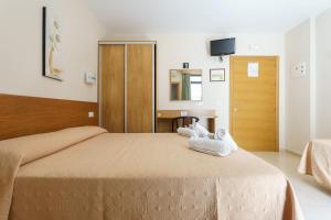 Posteľ alebo postele v izbe v ubytovaní Hostal Costabella powered by Faro Homes