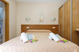 Posteľ alebo postele v izbe v ubytovaní Hostal Costabella powered by Faro Homes