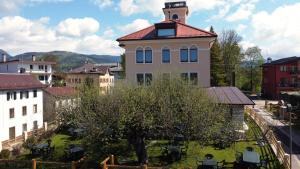 Nespecifikovaný výhled na hory nebo výhled na hory při pohledu z hotelu