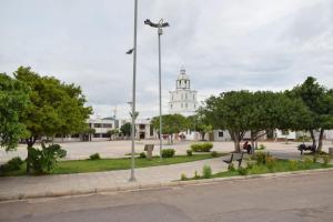 uma luz de rua com um edifício ao fundo em HOTEL SAN PEDRO em La Paz