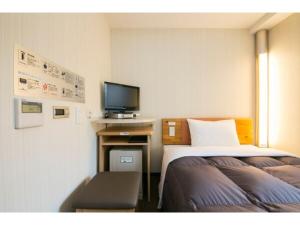 金沢市にあるR&B Hotel Kanazawa Station Nishiguchi - Vacation STAY 39073vのベッド2台とテレビがあるホテルの部屋