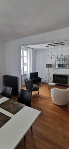 ein leeres Wohnzimmer mit einem Tisch und Stühlen in der Unterkunft Appartement Jean Jaurès refait à neuf in Tours
