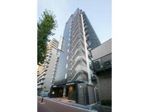 un grand bâtiment dans une rue avec des bâtiments dans l'établissement R&B Hotel Shin Osaka Kitaguchi - Vacation STAY 40551v, à Osaka