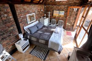 um quarto com uma cama numa parede de tijolos em Riverstay em Kroonstad