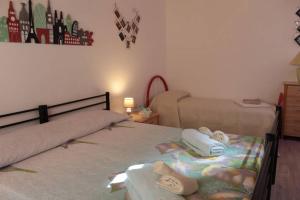- une chambre avec 2 lits et des serviettes dans l'établissement B&B la piccola maison, à Ploaghe
