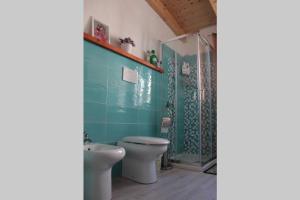 La salle de bains est pourvue d'une douche et de toilettes. dans l'établissement B&B la piccola maison, à Ploaghe