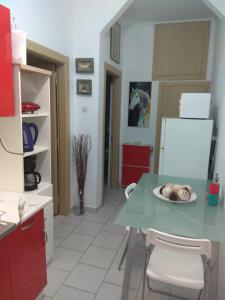 A kitchen or kitchenette at KIKI APARTMENT