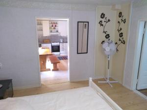 een woonkamer met een keuken en een kamer met een tafel bij Oliveira Guesthouse in Tohkala