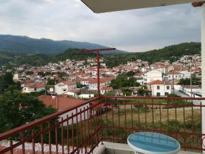 balcone con vista sulla città di Villa Agnanti Apts and Suites a Agio Pnevma
