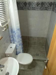 bagno con servizi igienici e lavandino di Villa Agnanti Apts and Suites a Agio Pnevma