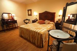 A bed or beds in a room at Hotel El Pentágono