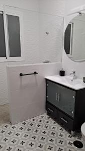 y baño con lavabo y espejo. en Casa El Villa, en Zahara de la Sierra